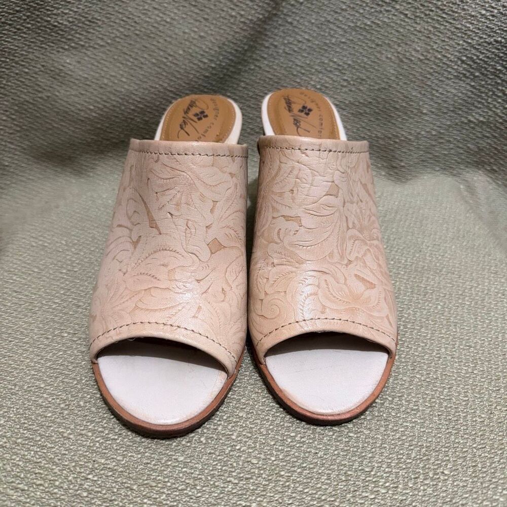 Patricia Nash Shelli Leather Patterned Beige Slip On High Heal Shoes Size 9 NWOT - Picture 4 of 10